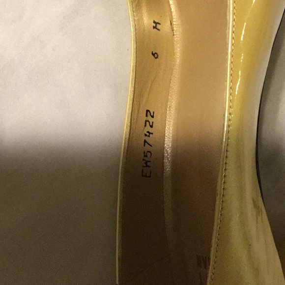 STUART WEITZMAN GOLD PATENT LEATHER PUMP SIZE 6 M - Picture 7 of 8